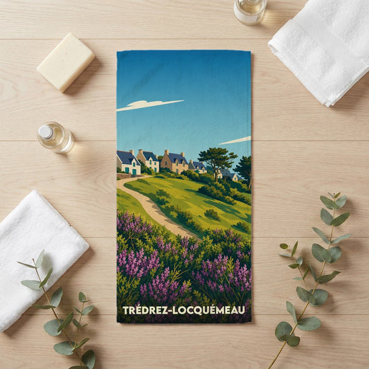 Serviette de bain souvenir de Trédrez-Locquémeau illustrée d'un paysage côtier stylisé.