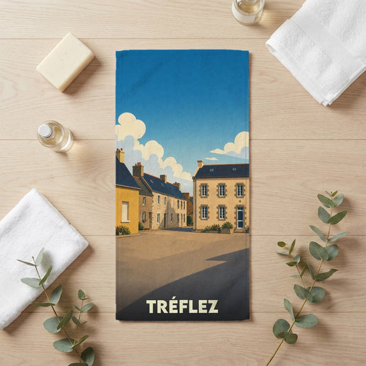 Serviette de bain souvenir de la ville de Tréflez avec une illustration stylisée de ses maisons.