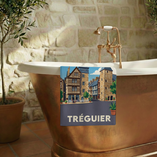 Serviette de bain souvenir de la ville de Tréguier avec une illustration stylisée de son centre historique.