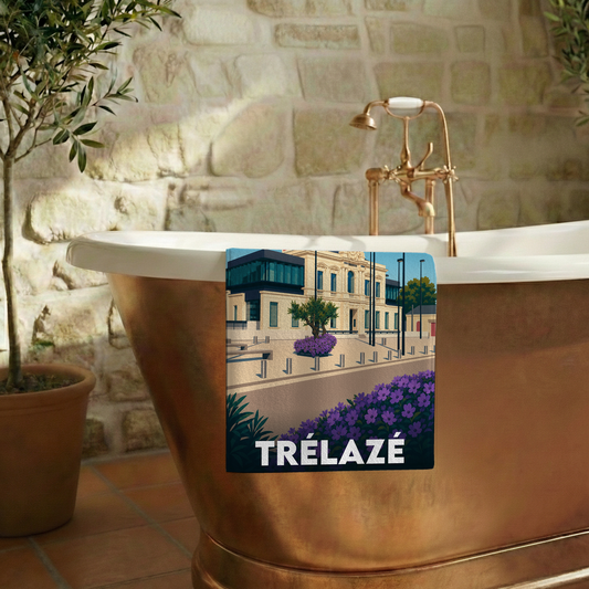 Serviette de bain souvenir de la ville de Trélazé avec une illustration stylisée.