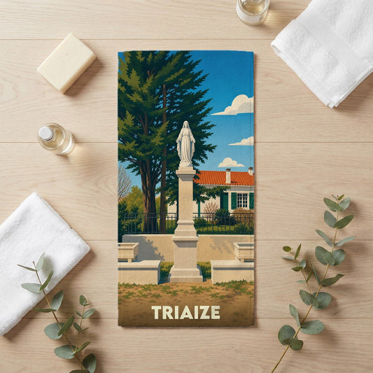 Serviette de bain souvenir de la ville de Triaize avec une illustration stylisée d'une statue.