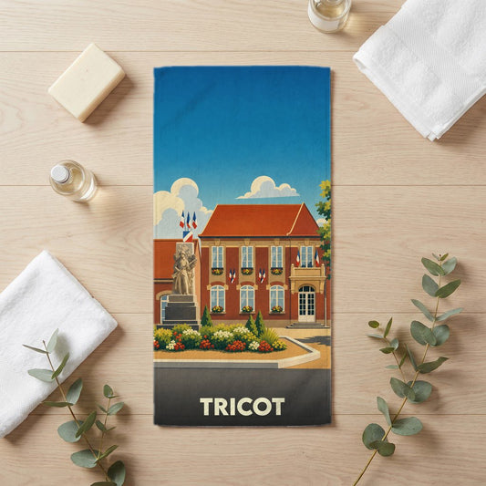 Serviette de bain souvenir de la ville de Tricot avec une illustration stylisée.