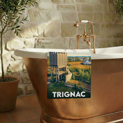 Serviette de bain souvenir de la ville de Trignac illustrée d'un paysage urbain stylisé.