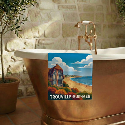Serviette de bain souvenir de la ville de Trouville-sur-Mer avec une illustration stylisée du littoral normand.