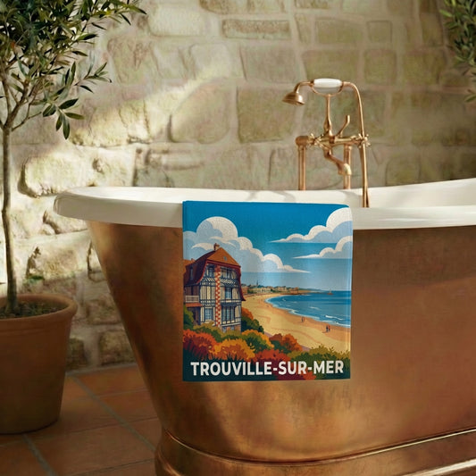 Serviette de bain souvenir de la ville de Trouville-sur-Mer avec une illustration stylisée du littoral normand.