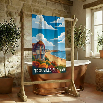 Serviette de bain souvenir de la ville de Trouville-sur-Mer arborant une illustration stylisée de son bord de mer.
