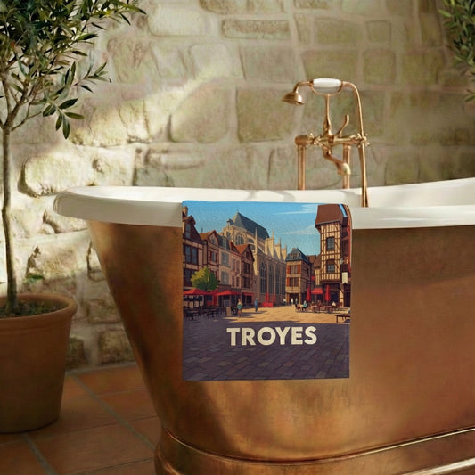 Serviette de bain souvenir de la ville de Troyes avec une illustration stylisée de son architecture historique.