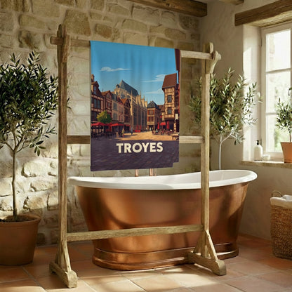 Serviette de bain souvenir de la ville de Troyes avec une illustration stylisée.