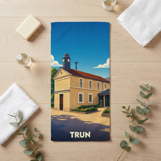 Serviette de bain souvenir de la ville de Trun avec une illustration stylisée de son architecture.