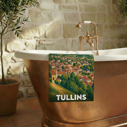 Serviette de bain souvenir de la ville de Tullins avec une illustration de paysage urbain.