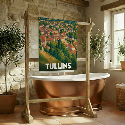 Serviette de bain souvenir de la ville de Tullins avec une illustration stylisée.