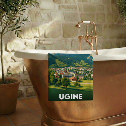 Serviette de bain souvenir de la ville d'Ugine avec une illustration stylisée de son paysage montagneux.
