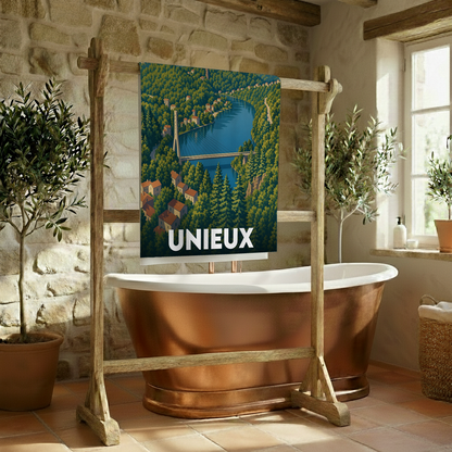 Serviette de bain souvenir de la ville d'Unieux avec une illustration stylisée de son paysage fluvial.