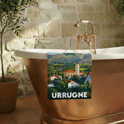 Serviette de bain souvenir de la ville de Urrugne avec une illustration stylisée de son paysage et de son église.