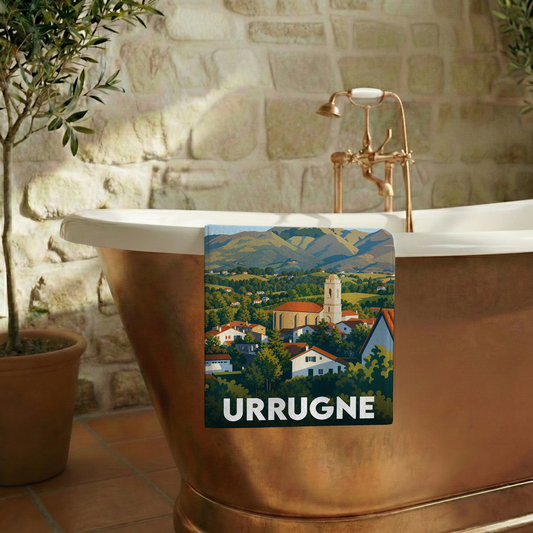 Serviette de bain souvenir de la ville de Urrugne avec une illustration stylisée de son paysage et de son église.