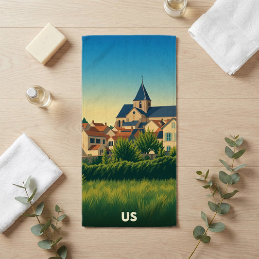 Serviette de bain souvenir de la ville de Us avec une illustration stylisée d'un village français.