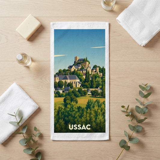 Serviette de bain souvenir de la ville d'Ussac avec une illustration stylisée de son paysage vallonné.