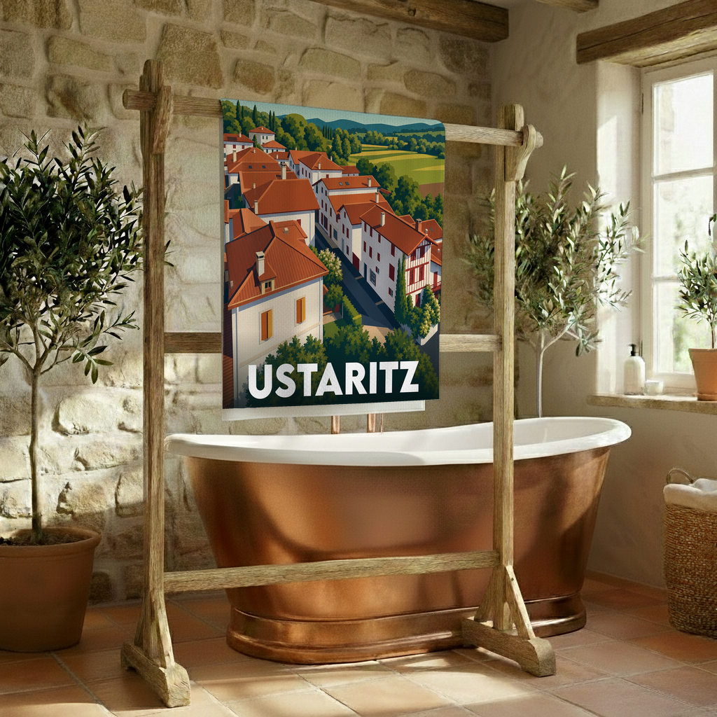 Serviette de bain souvenir de la ville d'Ustaritz avec une illustration stylisée.