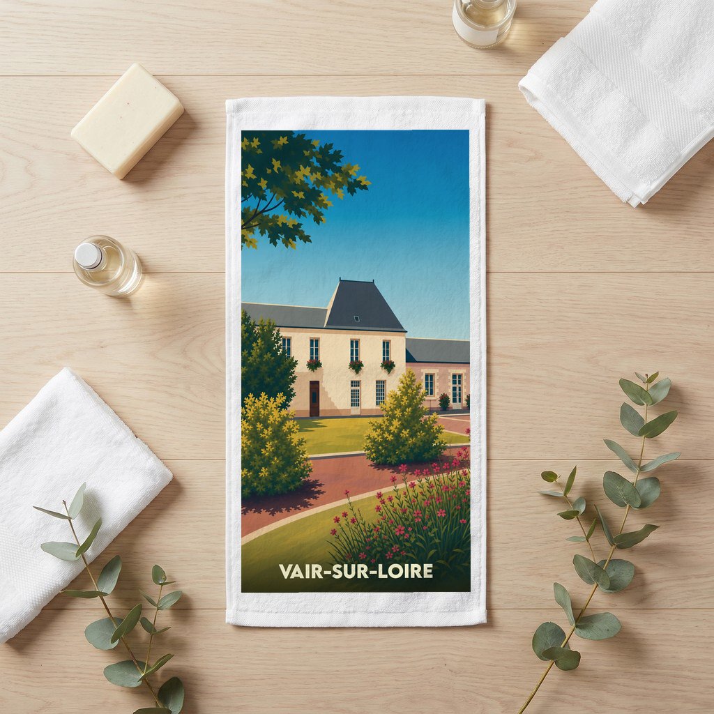 Serviette de bain souvenir de la ville de Vair-sur-Loire avec une illustration stylisée d'un manoir et de ses jardins.