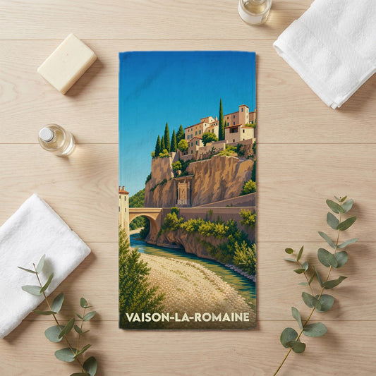 Serviette de bain souvenir de Vaison-la-Romaine ornée d'une illustration stylisée de la cité médiévale et de son pont romain.