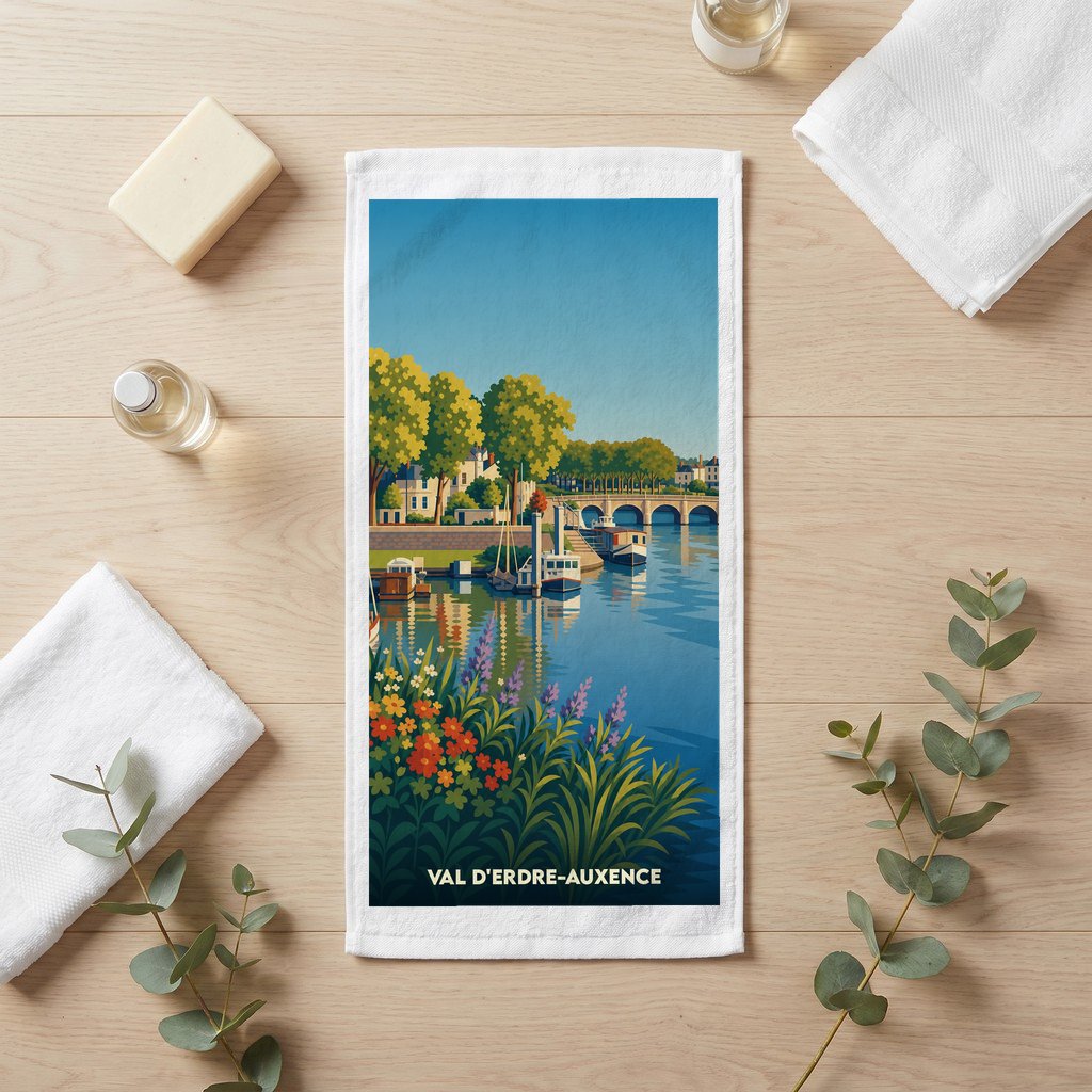Serviette de bain souvenir de la ville de Val d'Erdre-Auxence avec une illustration stylisée d'un paysage fluvial.
