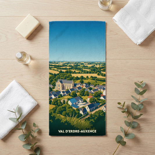 Serviette de bain souvenir de Val d'Erdre-Auxence ornée d'une illustration panoramique du village et de ses paysages.