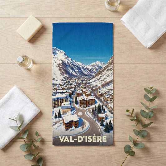 Serviette de bain souvenir de la ville de Val-d'Isère avec une illustration de station de ski enneigée.