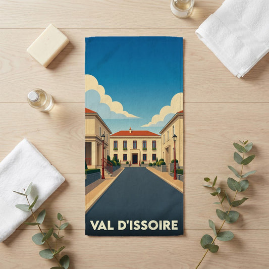 Serviette de bain souvenir de la ville de Val d'Issoire avec une illustration stylisée d'une rue pittoresque.
