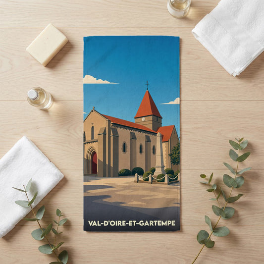Serviette de bain souvenir de la ville de Val-d'Oire-et-Gartempe avec une illustration stylisée d'une église.