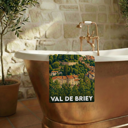 Serviette de bain souvenir de la ville de Val de Briey avec une illustration stylisée.