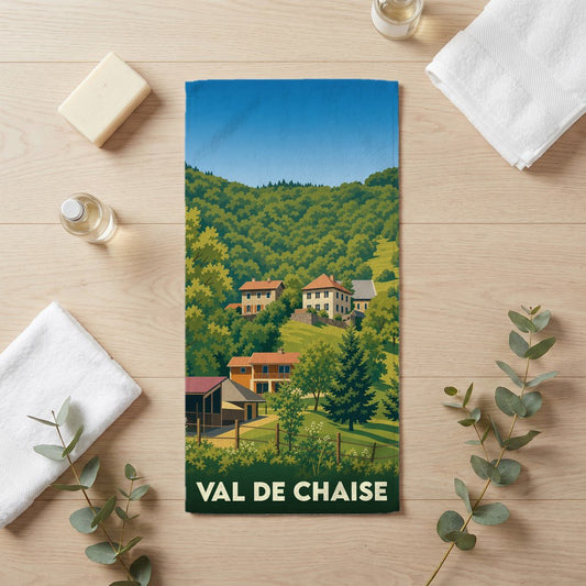 Serviette de bain souvenir de Val de Chaise avec une illustration stylisée de village de montagne.