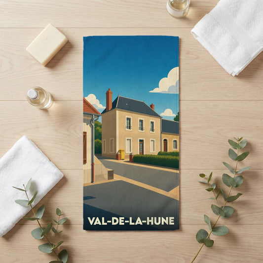 Serviette de bain souvenir de la ville de Val-de-la-Hune avec une illustration stylisée d'un paysage urbain.