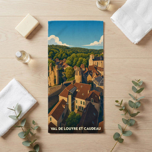 Serviette de bain souvenir de la ville de Val de Louyre et Caudeau avec une illustration stylisée.