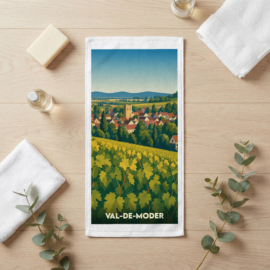 Serviette de bain souvenir de la ville de Val-de-Moder avec une illustration stylisée de vignobles et du village.