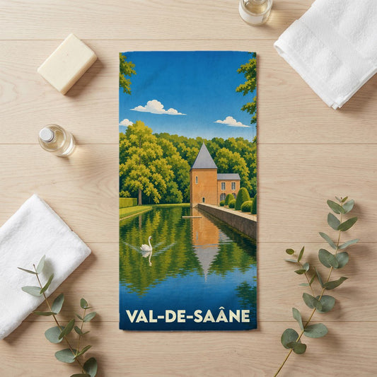 Serviette de bain souvenir de Val-de-Saâne illustrée d'un château au bord de l'eau avec un cygne.