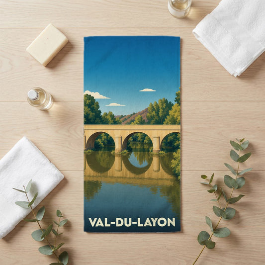 Serviette de bain souvenir de la ville de Val-du-Layon avec une illustration stylisée de son pont.