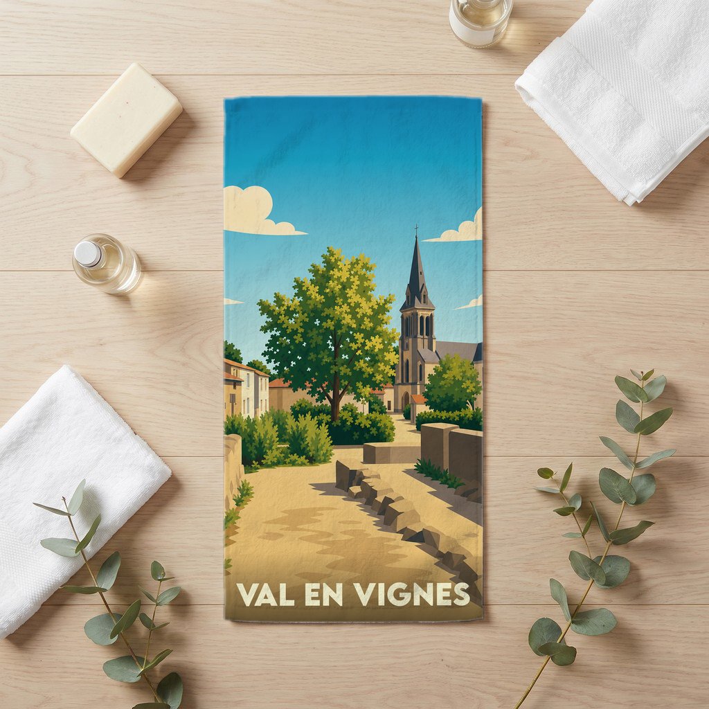 Serviette de bain souvenir de Val en Vignes avec une illustration stylisée d'un village pittoresque.