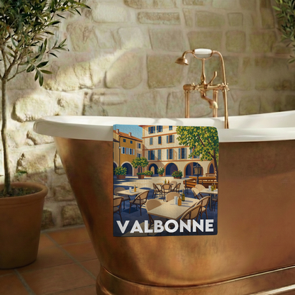 Serviette de bain souvenir de la ville de Valbonne avec une illustration stylisée de sa place centrale.