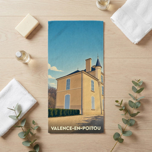 Serviette de bain souvenir de la ville de Valence-en-Poitou avec une illustration stylisée d'un manoir.