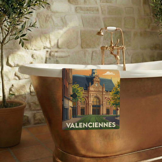 Serviette de bain souvenir de la ville de Valenciennes avec une illustration stylisée.