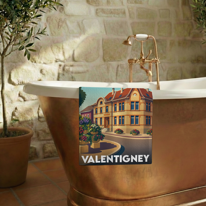 Serviette de bain souvenir de la ville de Valentigney avec une illustration stylisée.