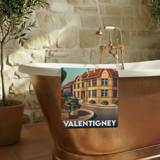 Serviette de bain souvenir de la ville de Valentigney avec une illustration stylisée.