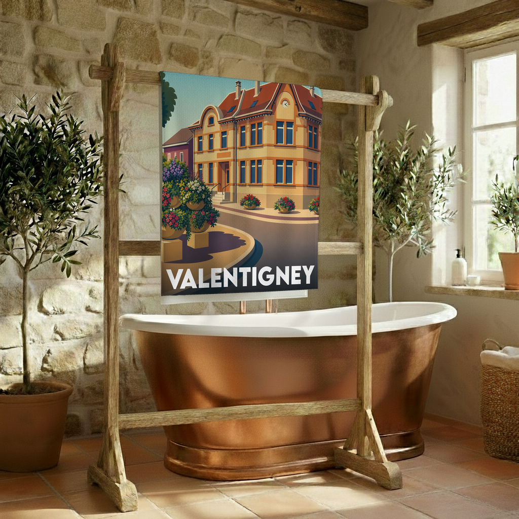 Serviette de bain souvenir de la ville de Valentigney avec une illustration colorée et stylisée de l'architecture locale.