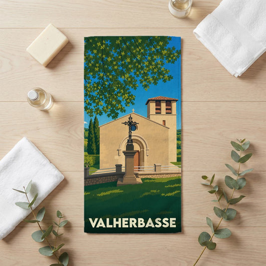 Serviette de bain souvenir de la ville de Valherbasse avec une illustration stylisée d'une église.