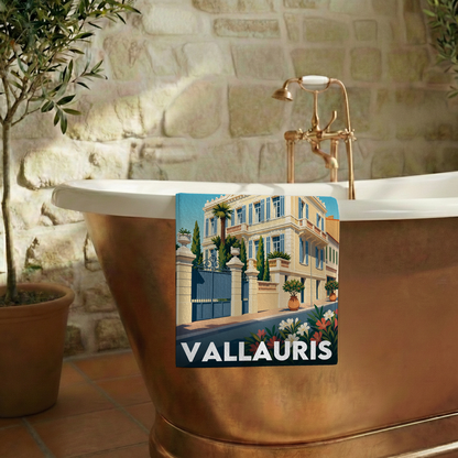 Serviette de bain souvenir de la ville de Vallauris avec une illustration stylisée d'un bâtiment provençal.