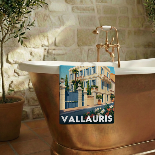 Serviette de bain souvenir de la ville de Vallauris avec une illustration stylisée d'un bâtiment provençal.