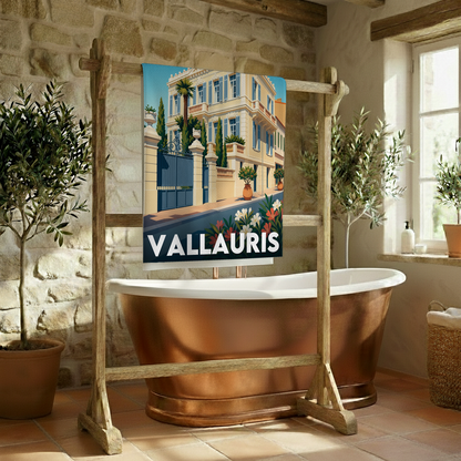 Serviette de bain souvenir de la ville de Vallauris avec une illustration stylisée.