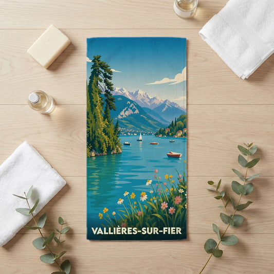 Serviette de bain souvenir de Vallières-sur-Fier avec une illustration de lac et de montagnes.