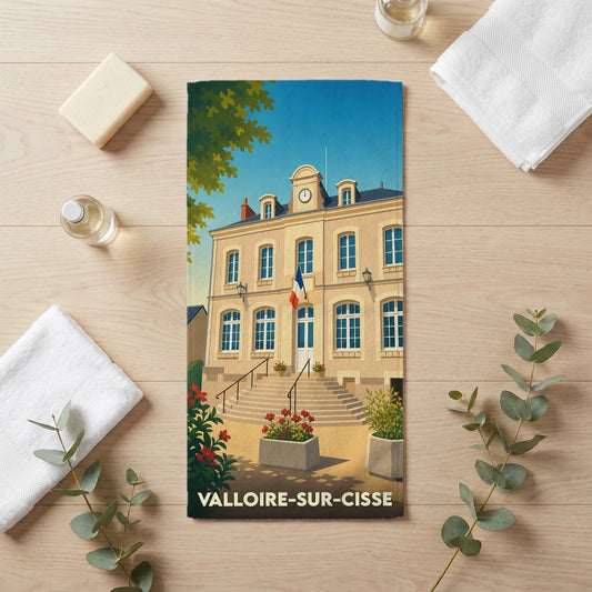 Serviette de bain souvenir de Valloire-sur-Cisse illustrée d'un dessin stylisé de sa mairie.