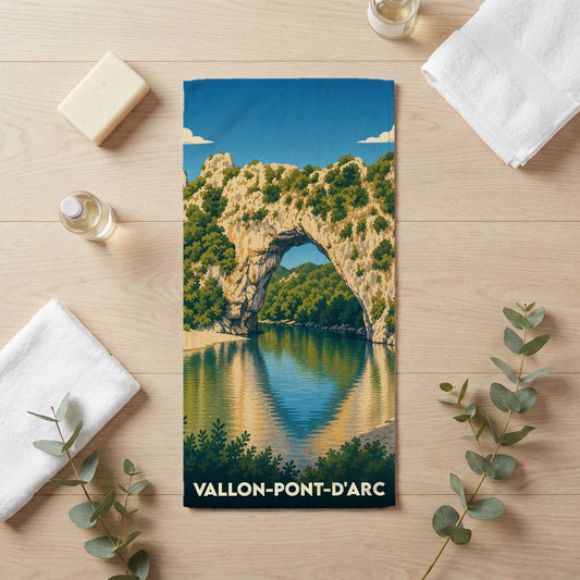 Serviette de bain souvenir de la ville de Vallon-Pont-d'Arc avec une illustration stylisée du Pont d'Arc.